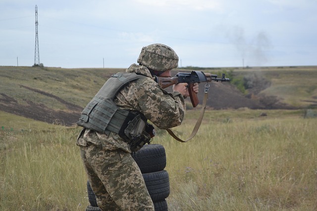 picture of a soldier holding a weapon during a training.